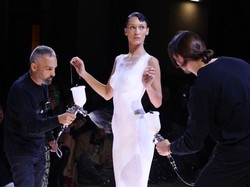 Bella Hadid Promosi Baju Sambil Pose Topless, Rambutnya Panjang Bak Rapunzel