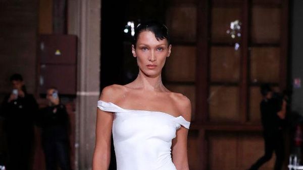 Tubuh Polos Bella Hadid Disemprot Cairan yang Berubah Jadi Gaun