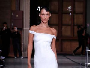 Tubuh Polos Bella Hadid Disemprot Cairan yang Berubah Jadi Gaun
