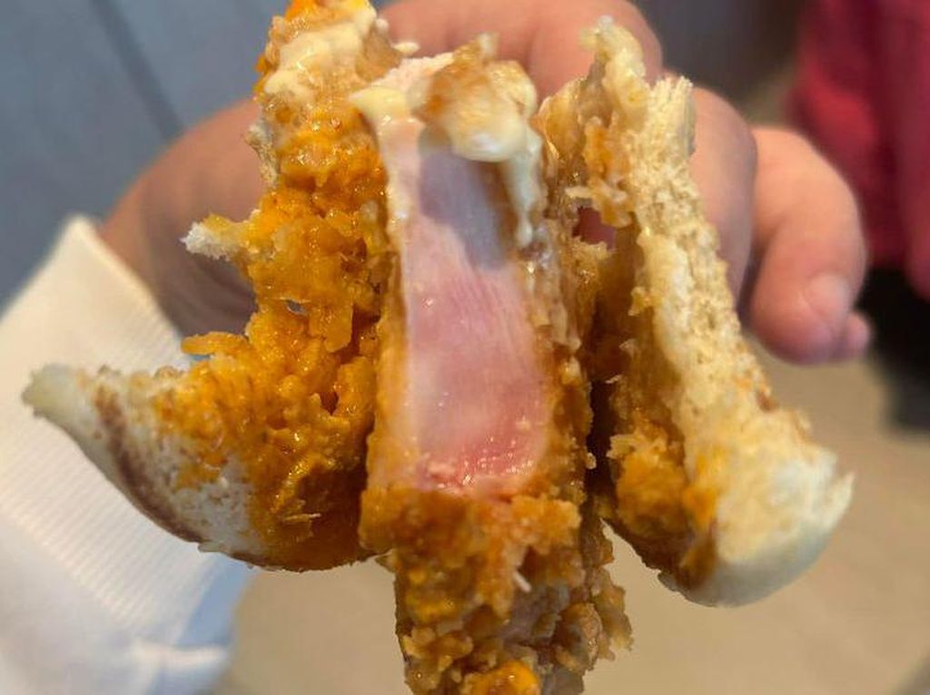 Zonk! Wanita Ini Mengaku Dapat Ayam Mentah Saat Makan di KFC