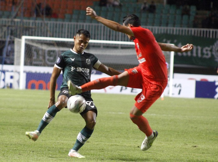Pesepak bola Persikabo 1973 Dimas Drajad (kiri) berebut bola dengan  pesepak bola Borneo FC Samarinda Agung Prasetyo (kanan) dalam lanjutan BRI Liga 1 di Stadion Pakansari, Kabupaten Bogor, Jawa Barat, Sabtu (3/9/2022).    Persikabo 1973 menang dengan skor 3-2. ANTARA FOTO/Yulius Satria Wijaya/wsj.