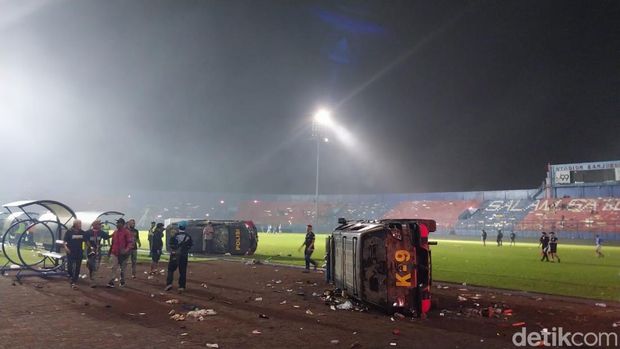 Dua mobil di dalam Stadion Kanjuruhan dirusak suporter Arema