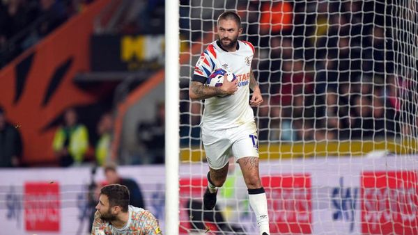 Foto: Mantan Wonderkid Arsenal Potong Rumput Usai Akhiri Puasa Gol