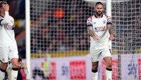 Usai menjebol gawang lawan, Henri Lansbury pamer selebrasi potong rumput. Foto: PA Images via Getty Images/Tim Goode - PA Images