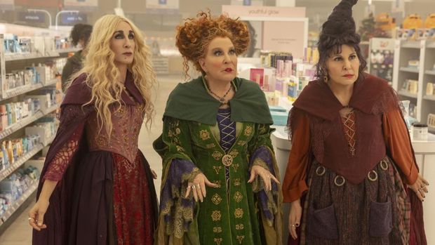 (L-R): Sarah Jessica Parker as Sarah Sanderson, Bette Midler as Winifred Sanderson, and Kathy Najimy as Mary Sanderson in HOCUS POCUS 2, exclusively on Disney+. Photo by Matt Kennedy. © 2022 Disney Enterprises, Inc. All Rights Reserved.