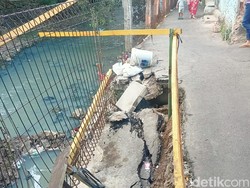 Jalan di Menteng Dalam Amblas, Warga Duga Akibat Perbaikan Tanggul