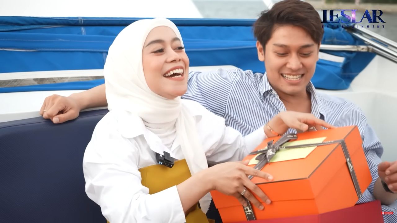 Kado untuk Lesti dari Rizky Billar