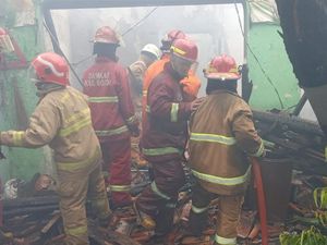 Kebakaran Melalap 3 Rumah Warga di Cicadas Bogor, Api Sudah Padam Kebakaran Melalap 3 Rumah Warga di Cicadas Bogor, Api Sudah Padam