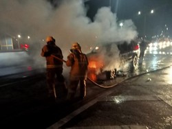 Mobil Terbakar di Tol JORR Pulo Gebang, 1 Unit Damkar Meluncur