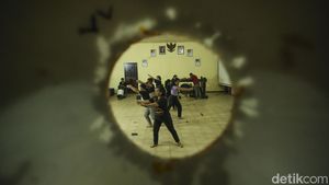 Kerja Keras Melestarikan Tarian Tradisional Khas Kalbar