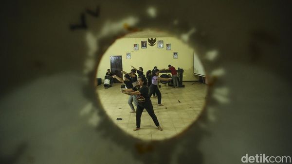Kerja Keras Melestarikan Tarian Tradisional Khas Kalbar