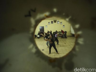 Kerja Keras Melestarikan Tarian Tradisional Khas Kalbar