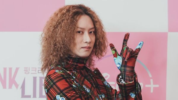 Gaya Nyentrik Heechul Super Junior di Jumpa Pers Pink Lie