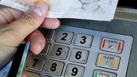 Kisah Pria Tarik Uang Rp 25 M dari ATM Tanpa Terdeteksi Bank