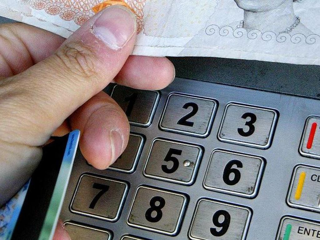 Kisah Pria Tarik Uang Rp 25 M dari ATM Tanpa Terdeteksi Bank