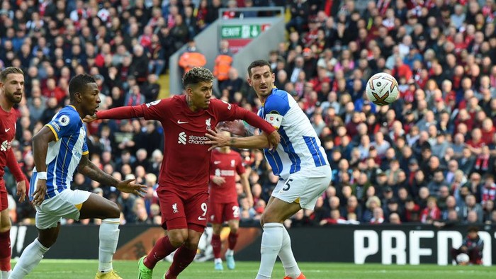 LIVERPOOL, ENGLAND - OCTOBER 01: ( THE SUN OUT,THE SUN ON SUNDAY OUT ) Roberto Firmino of Liverpool with Brighton & Hove Albions Lewis Dunk during the Premier League match between Liverpool FC and Brighton & Hove Albion at Anfield on October 01, 2022 in Liverpool, England. (Photo by John Powell/Liverpool FC via Getty Images)