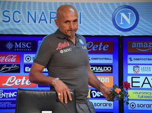 Spalletti Bawa Mawar ke Jumpa Pers, Dukung Para Perempuan di Iran