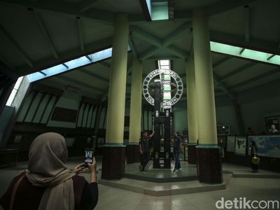Melihat Lebih Dekat Tugu Khatulistiwa di Pontianak yang Membelah Dunia