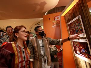 Momen Sandiaga Tinjau Pameran Salon Foto Indonesia