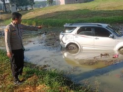 Gagal Nyalip Mobil Boks, Terios Nyemplung Danau di Surabaya