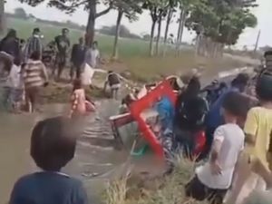 Video Odong-odong Terguling ke Kali di Bekasi, Penumpang Histeris