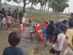 Video Odong-odong Terguling ke Kali di Bekasi, Penumpang Histeris