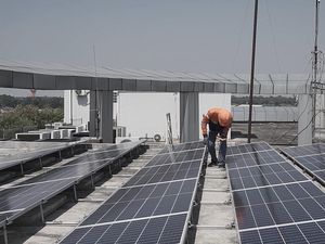 Ini Perbedaan Penggunaan BBM dan Panel Surya, Seberapa Hemat?