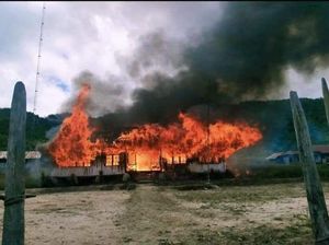 Kantor Distrik Kebo di Paniai Papua Dibakar OTK saat Pembagian BLT BBM Kantor Distrik Kebo di Paniai Papua Dibakar OTK saat Pembagian BLT BBM