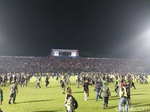 Belasan Aremania Diduga Meninggal Dalam Kerusuhan di Stadion Kanjuruhan Belasan Aremania Diduga Meninggal Dalam Kerusuhan di Stadion Kanjuruhan