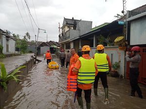 Kerugian Banjir Perumahan Panorama Tabanan Ditaksir Rp 10 Juta Kerugian Banjir Perumahan Panorama Tabanan Ditaksir Rp 10 Juta