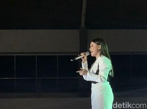 Rossa Ajak Penonton Galau-galauan Lalu Jingkrak-jingkrakan Rossa Ajak Penonton Galau-galauan Lalu Jingkrak-jingkrakan