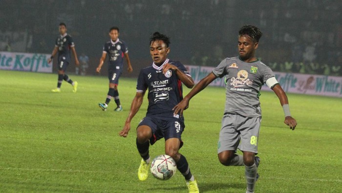 Pesepak bola Arema FC Arkhan Fikri (kiri) berebut bola dengan pesepak bola Persebaya Surabaya Muhammad Alwi Slamat (kanan) dalam pertandingan lanjutan BRI Liga 1 di Stadion Kanjuruhan, Malang, Jawa Timur, Sabtu (1/10/2022). ANTARA FOTO/Ari Bowo Sucipto/tom.