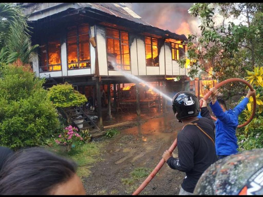 Diawali Ledakan, Kebakaran di Soppeng Hanguskan 3 Rumah Panggung