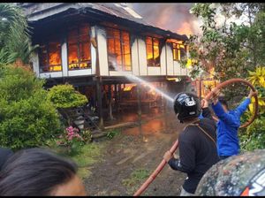Diawali Ledakan, Kebakaran di Soppeng Hanguskan 3 Rumah Panggung Diawali Ledakan, Kebakaran di Soppeng Hanguskan 3 Rumah Panggung