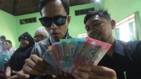 Tuna Netra Diajari Cara Cek Uang Rupiah Asli atau Palsu