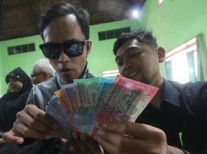 Tuna Netra Diajari Cara Cek Uang Rupiah Asli atau Palsu Tuna Netra Diajari Cara Cek Uang Rupiah Asli atau Palsu
