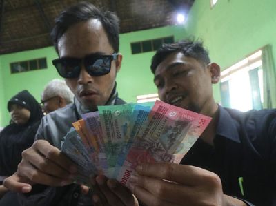 Tuna Netra Diajari Cara Cek Uang Rupiah Asli atau Palsu