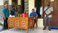 Foto Terkini Lukas Enembe Duduk di Teras Rumahnya di Jayapura