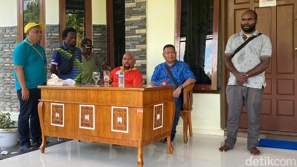 Foto Terkini Lukas Enembe Duduk di Teras Rumahnya di Jayapura