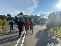 Simpatisan Jaga Rumah Lukas Enembe, Blokade Jalan Pakai Ekskavator