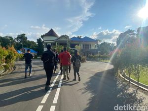 Suasana Terkini Rumah Lukas Enembe di Jayapura yang Dijaga Ketat Simpatisan Suasana Terkini Rumah Lukas Enembe di Jayapura yang Dijaga Ketat Simpatisan