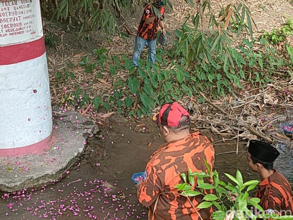 Warga Tabur Bunga di Lokasi Gubernur Pertama Jatim Dibunuh PKI