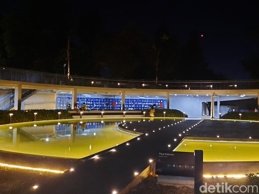 Taman Literasi Blok M Bertabur Cahaya di Malam Hari Taman Literasi Blok M Bertabur Cahaya di Malam Hari