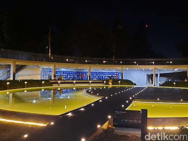 Taman Literasi Blok M Bertabur Cahaya di Malam Hari