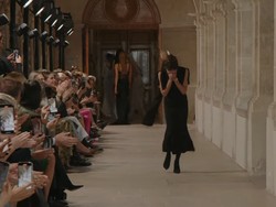Dihadiri Menantu, Victoria Beckham Menangis Saat Fashion Show di Paris