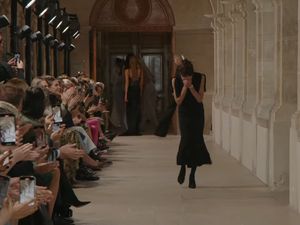 Dihadiri Menantu, Victoria Beckham Menangis Saat Fashion Show di Paris Dihadiri Menantu, Victoria Beckham Menangis Saat Fashion Show di Paris