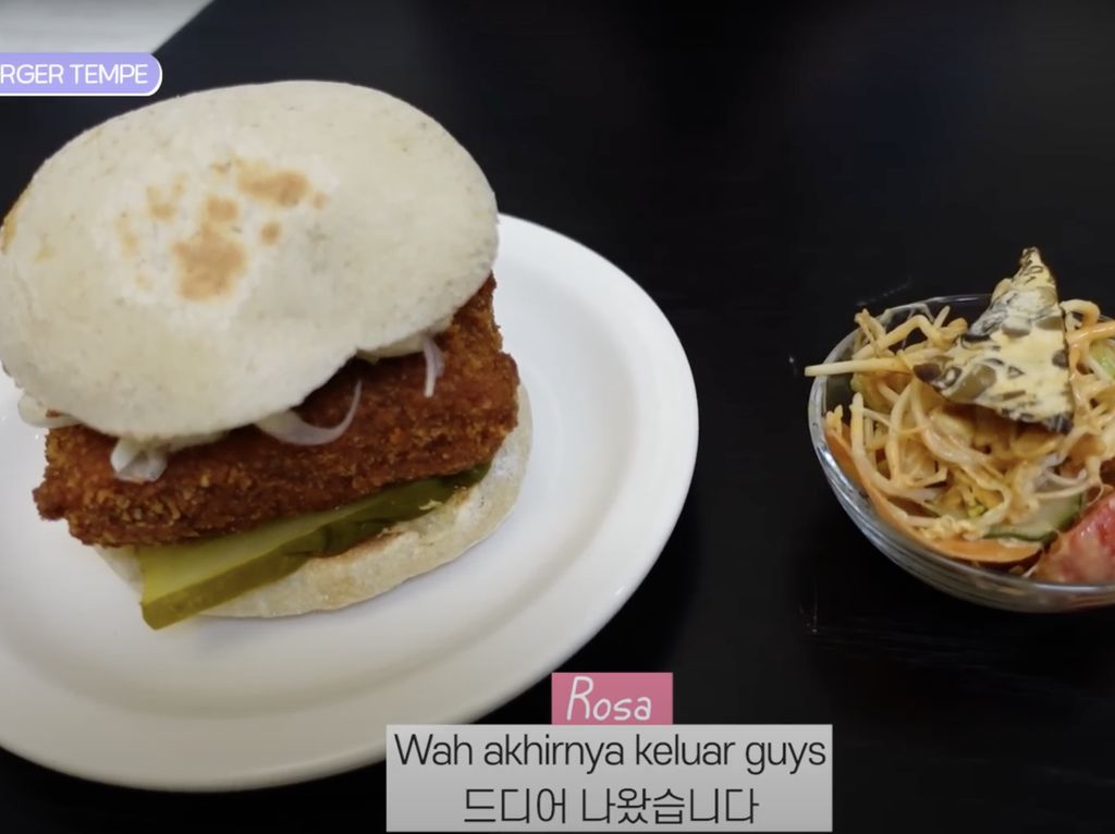 Wanita Ini Cicip Burger Tempe dan Gado-Gado di Korea, Begini Rasanya!