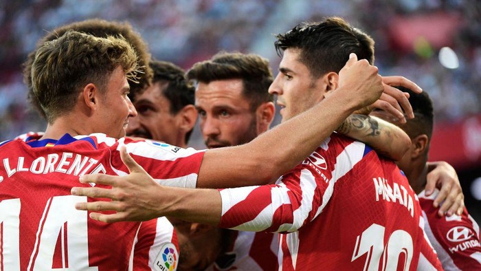 Atletico Madrids Spanish midfielder Alvaro Morata celebrates with teammates after scoring his teams second goal during the Spanish League football match between Sevilla FC and Club Atletico de Madrid at the Ramon Sanchez Pizjuan stadium in Seville on October 1, 2022. (Photo by CRISTINA QUICLER / AFP) (Photo by CRISTINA QUICLER/AFP via Getty Images)