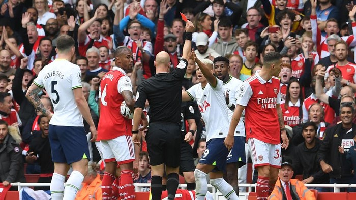 LONDON, ENGLAND - OCTOBER 01: Emerson Royal of Tottenham is shown a red card by Referee Anthony Taylor during the Premier League match between Arsenal FC and Tottenham Hotspur at Emirates Stadium on October 01, 2022 in London, England. (Photo by David Price/Arsenal FC via Getty Images)