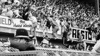 Suporter Liverpool berusaha memanjat ke tribun atas saat sejumlah orang tergencet di bawah pada pertandingan semi final Piala FA antara Liverpool dan Nottingham Forest di Hillsborough, Sheffield, 15 April 1989. Tragedi mewarnai laga semifinal Piala FA antara Liverpool vs Nottingham Forest. Sebanyak 96 suporter meninggal di Stadion Hillsborough. (Bob Thomas/Getty Images)